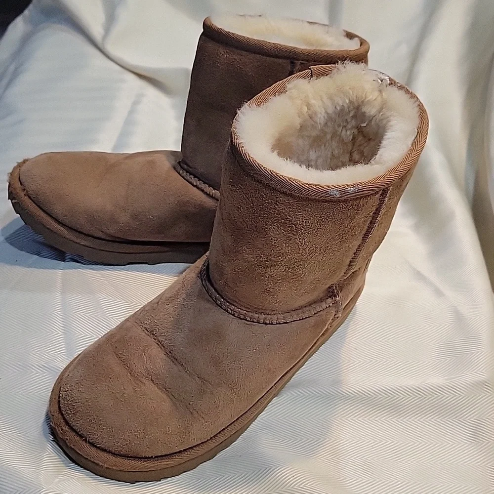 UGG Kids' Classic II Boot Sheepskin Classic Boots Size 2